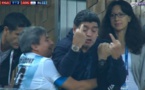 Maradona craque complètement en faisant des doigts d'honneur sur le but de Rojo