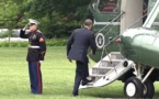 Arrêt sur image - Obama alors président, oublie de saluer le Marine...Regardez ce qui se passe après !