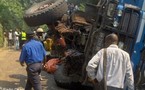 Un camion de transport de sable marin dérape et heurte un panneau publicitaire à Yoff