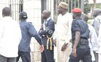 [ PHOTOS-VIDEOS ] Cheikh Bamba s'enchaine avec les grilles de l'Assemblée nationale pour dire non au projet de Wade