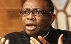 Election 2012 : Youssou Ndour  jette des pierres sur le monument de Wade