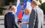 Brigitte Macron sans son attelle et élégante en robe courte face à Poutine