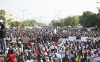 Un char lanceur d’eau passe sur un jeune manifestant ?