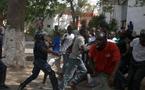 (VIDEO) Manifestation sur la Place de l'Indépendance : les policiers semblent recevoir l'ordre de ne pas tirer sur les manifestants qui dansent