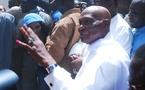 Abdoulaye Wade oublie son enveloppe dans l'isoloir