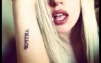 Lady Gaga révèle un nouveau tatouage