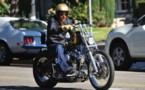 Brad Pitt offre une moto à Maddox