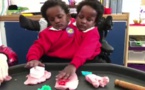 Les jumelles siamoises Marième et Ndèye font leur entrée à l'école, à Cardiff