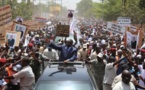 Kédougou: Macky Sall s’offre un bain de foule et s’adresse brièvement aux populations