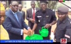 Macky Sall se lave les mains avant la cérémonie de la levée des couleurs au Palais de la République : Ebola oblige…