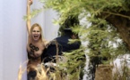 Une femen seins nus dans la crèche de la place Saint-Pierre