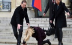 (Photo) – Charlie Hebdo: La Première ministre danoise chute dans la cour de l’Elysée