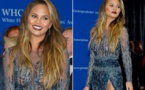 Chrissy Teigen : Sa robe lui joue des tours, elle en montre beaucoup (beaucoup) trop. On avait dit « Dîner habillé » 