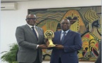 Prix de l’Excellence aux CAF Awards : Macky Sall a reçu son trophée