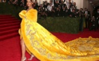 Moquée à cause de sa robe omelette, Rihanna répond : « La traîne était insensée… »