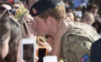 Une femme arrache un baiser volé au prince Harry et le demande en mariage