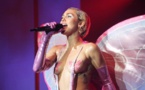 Miley Cyrus : les seins à l'air et déguisée en papillon, la chanteuse allume un joint sur scène