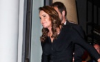 Caitlyn Jenner : Robe moulante et talons aiguilles, la star rayonne