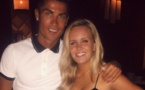 Cris­tiano Ronaldo trouve un télé­phone portable et… invite sa (jolie) propriétaire à dîner !