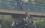 Alerte info : Des mécaniciens de motos Jakarta s'installent peu à peu au bas du pont de l'autoroute, près du Technopole.