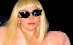 Lady Gaga voit la vie en rose en Pinko