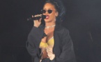 Rihanna affiche un look andro­gyne pour annon­cer sa tour­née mondiale et ses concerts en France