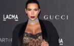 Kim Karda­shian présente son guide de cadeaux coquins pour la Saint Valen­tin