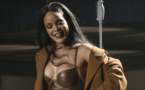 Rihanna : on lui jette un soutien-gorge sur scène, sa réponse est parfaite !