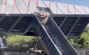 Accident sur la route de l’aéroport : Un camion percute la passerelle de Yoff, circulation bloquée