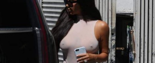 Kim Kardashian explique pourquoi elle montre toujours ses seins