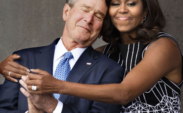 Photo de Michelle Obama enlaçant George W.Bush