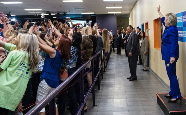 Quand la "génération selfie" tourne le dos à Hillary Clinton pour une photo