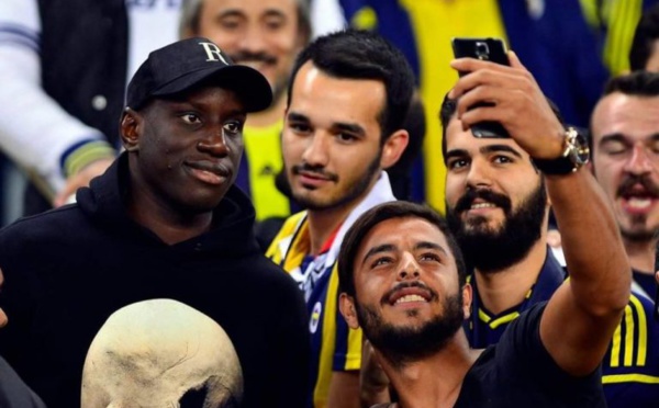 Photos - Guéri, Demba Bâ réapparaît au stade pour regarder le match de son ami Moussa Sow à Fenerbahçe