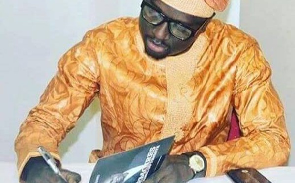 Thione Niang en tenue traditionnelle