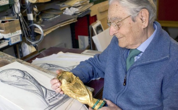 Découvrez  Silvio Gazzaniga, l’artiste italien qui a dessiné le trophée de la Coupe du monde