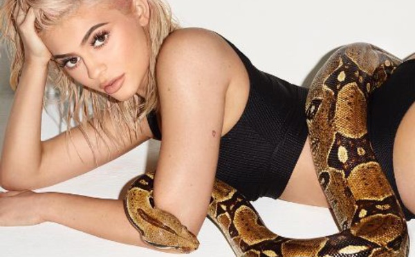 Kylie Jenner pose en string avec un TRÈS gros serpent