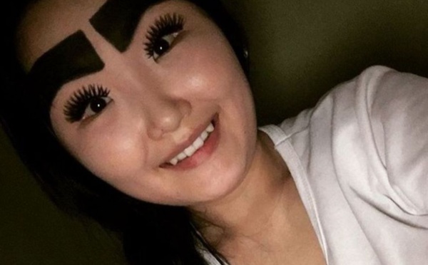 Incroyable :Cette jeune femme lance la mode des gros sourcils!