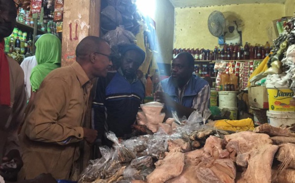 Photos: l'ex PM Abdoul mbaye au marché de Yoff...