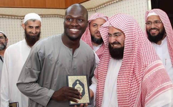 Moussa Sow reçoit le cadeau de Son Excellence Sheikh Abdul Rahman Al-Sudais Imam des Deux Saintes Mosquées