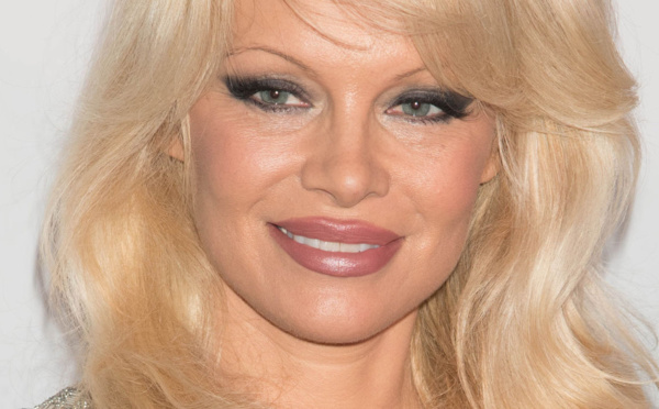 PHOTO: Pamela Anderson méconnaisable lors d'un gala de charité