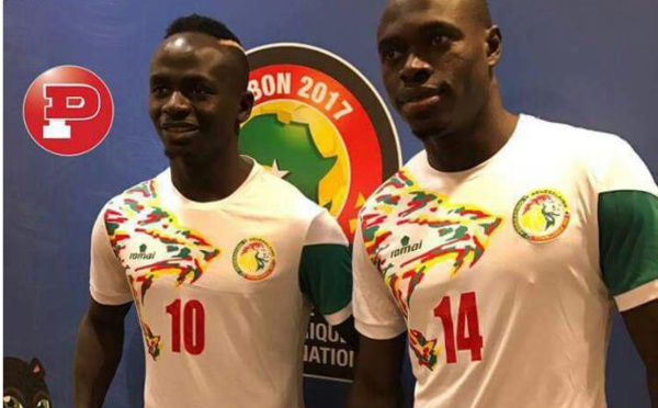 Photo : CAN 2017: Sadio Mané et Zarco présentent les nouveaux maillots du Sénégal