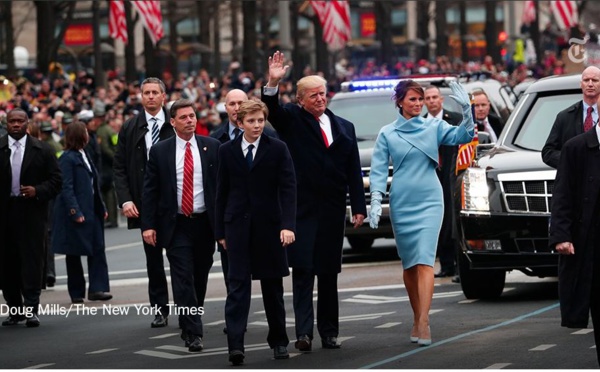 Photo- Donald, Melania et Barron Trump marchent le long de la route de la cérémonie d’inauguration