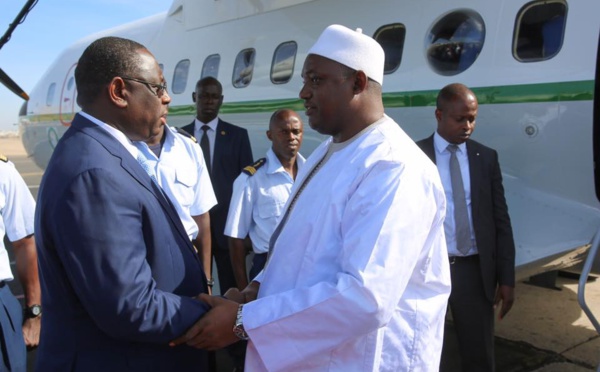 Adama Barrow accompagné par Macky Sall à l'aéroport