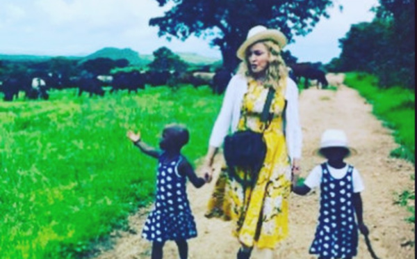 Madonna maman : La star présente les jumelles qu'elle a adoptées au Malawi