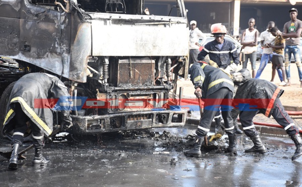 Un camion prend feu devant EMG sise à Cité des Eaux, regardez les 11 photos !