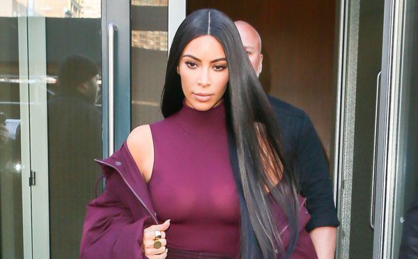 Kim Karda­shian offre sa poitrine aux regards à la Fashion Week