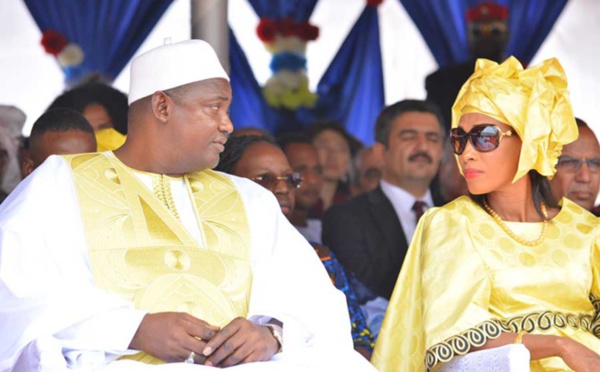 Adama Barrow et sa femme se font les yeux doux, just tenderness