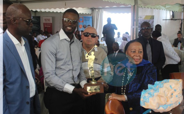 Photos: Les lauréats de Golf; Trophée" Mme Elisabeth Diouf"