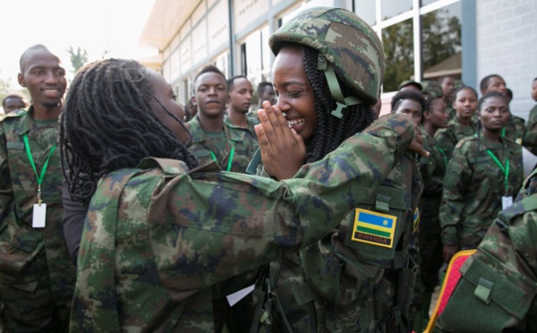 Photos: Toute émue d’être aux cotés de son Président Paul Kagame, une jeune soldate rwandaise fond en larmes...