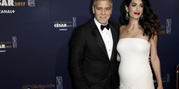 Photo-L'arrivée de Georges Clooney à la cérémonie des César, avec son épouse Amal qui exhibe son ventre rond